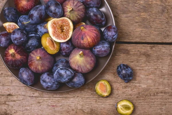 Ciruelas e Higos en Placa Oscura Fondo de Madera Vista Superior Copiar Espacio Frutas Maduras —  Fotos de Stock