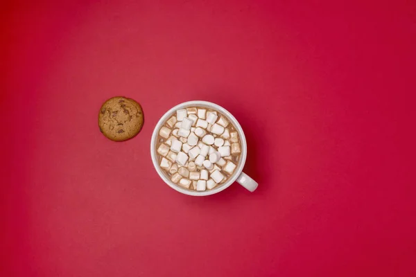 Taça branca de cacau de chocolate quente com marshmallows em fundo vermelho Cookies saborosos com chocolate deitado no fundo vermelho Top View Horizontal Copy Space — Fotografia de Stock