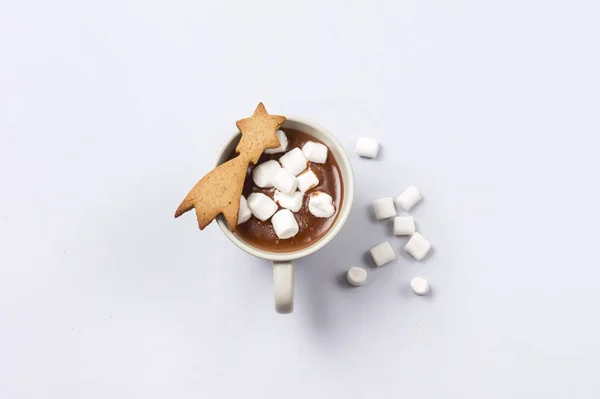 Weiße Tassen mit heißer Schokolade mit Marshmallows und Zimt verziert mit Lebkuchen auf blauem Hintergrund Winterzeit Essen Konzept von oben Ansicht flach lag warnen und gemütliches Getränk — Stockfoto