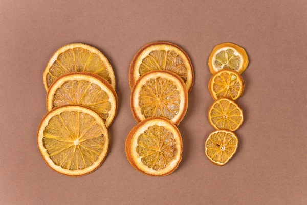 Torkade apelsinskivor Chips Dehydratiserad krispig Citrus Group of Sun Torkade knapriga apelsiner Friska Snack Ovanifrån Flat Lay Brown Bakgrund — Stockfoto