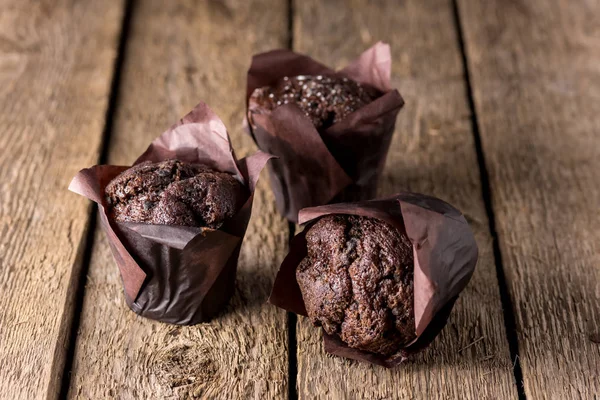 Albero gustoso fatto in casa Chcoclate Muffin su sfondo di legno vecchio orizzontale delizioso Dessert — Foto Stock