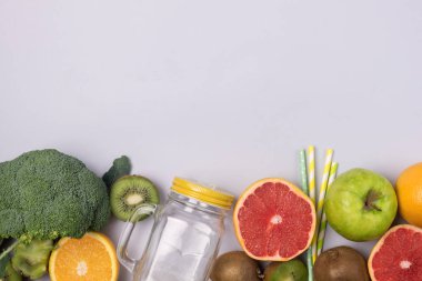 Mavi Arkaplan Detoksu ya da Diyet Konsepti Yeşil Elma Brokoli Kivisi Yeşil Elma Üzümleri Smoothie ya da Meyve Suyu Üst Görünümü F üzerine Yeşil Meyveler ve Sebze Citrus Jar Mug Straw