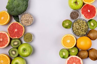 Detox veya Diyet Konsepti Yeşil Elma Brokoli Kiwi Yeşil Elma Üzümleri Süper Gıda Matcha Balkabağı Tohumları Meyve Smoothie veya Meyve Suyu Üst Görünümü Düzleştirici Sağlıklı