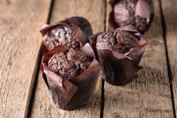 Gruppo di gustosi muffin al cioccolato fatti in casa su sfondo di legno vecchio Delizioso dessert orizzontale — Foto Stock