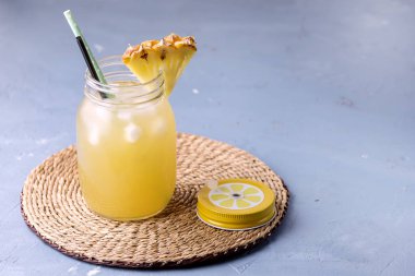 Lezzetli ve Soğuk Ananas Suyu Dieti Sağlıklı İçecek Detoks Suyu Mavi Fotokopi Arkaplan