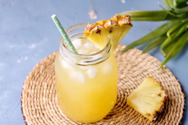 Lezzetli ve Soğuk Ananas Suyu Dieti Sağlıklı İçecek Detoks Suyu Mavi Arkaplan Olgun Ananasın Üzerinde