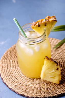 Lezzetli ve Soğuk Ananas Suyu Dieti Sağlıklı İçecek Detoks Suyu Mavi Arkaplan Olgun Ananas Dikey Üzerinde