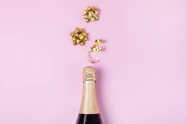 Pembe Arkaplan Şampanyası Minimum Parti Tatil Konsepti Şenlikli Top Splash