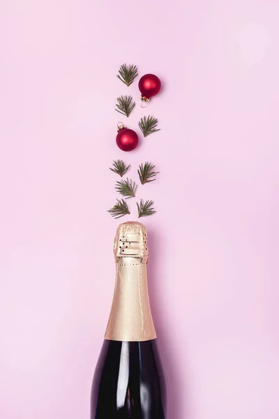 Пляшка шампанського на рожевому тлі Мінімальна вечірка Свято Концепція Святковий вид зверху Різдво Новий рік Прикраси — стокове фото