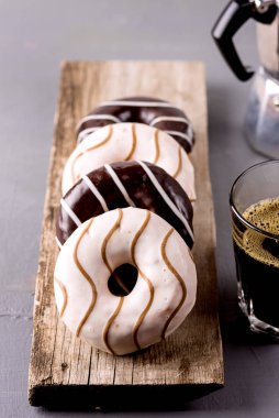 Çikolatalı Donutlar ve Vanilyalı Buzlu Gri Arka plandaki Tahta Tepsi Lezzetli Lokantalar Sabah Kahvaltısı Kahvesi