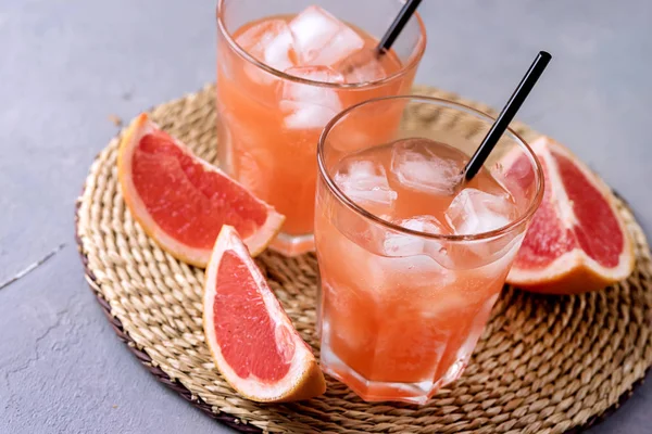 Dos vasos de pomelo sabroso Bebida fría o refresco de cóctel Bebida Gris Fondo Jugo de pomelo frío por encima de Horizontal — Foto de Stock