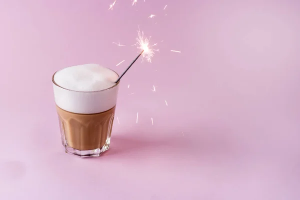 Glas leckeren Kaffee Capuccino mit Sekt leckeres festliches Getränk Kopierraum — Stockfoto