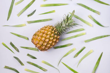 Olgun Pineaple ve Pineapple Yaprakları Fruit Background Üst Görünümü Yatay Yatar