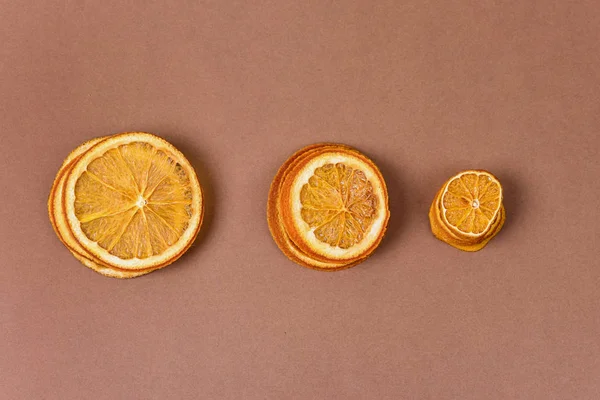 Torkade Citrus Clices Chips på brun bakgrund uttorkad krispig frukt skivor sön Torkad krispig citrus Friska måltider Snack Ovanifrån — Stockfoto