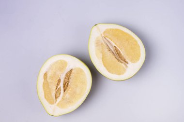 Mavi Arkaplanda Dilimlenmiş Pomelo Meyvesi Üst Görünüm Yatay