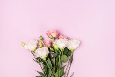 Güzel Çiçeklerin Arkaplanı Pembe Arkaplanda Beyaz ve Pembe Çiçekler Kopya Uzayı Pembe Güller ve Eustoma