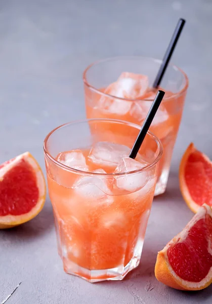 Dos vasos de pomelo sabroso Bebida fría o refresco de cóctel Bebida Gris Fondo Jugo de pomelo frío — Foto de Stock