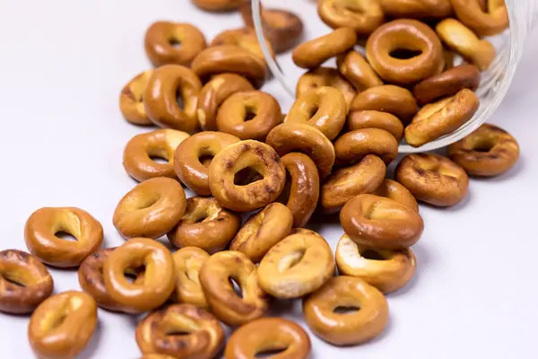 Leckere salzige Cackers Glas Mini gebackene Bagels Snack über horizontal — Stockfoto