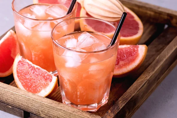 Dos vasos de pomelo sabroso Bebida fría o refresco de cóctel Bebida Gris Fondo Jugo de pomelo frío Copiar espacio —  Fotos de Stock