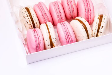 Pembe Çilek ve Beyaz Karamel ve Tuzlu Makarnalar Fransız Lokma Tatlı, Pembe ve Beyaz Pastel Makarnalar