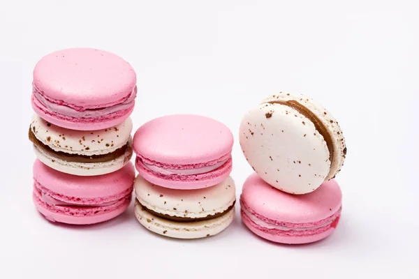 Macarons aux fraises, caramel et sel colorés Macarons pastel colorés sur fond blanc Macarons blancs et roses Horizontal — Photo