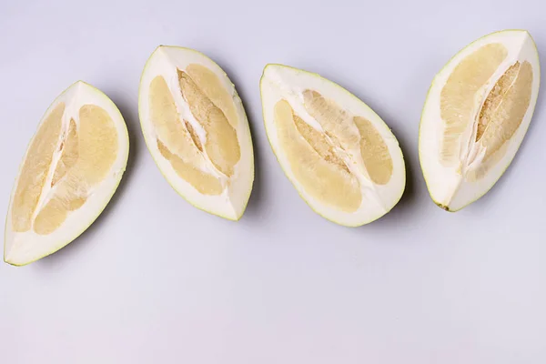 Rijpe en smakelijke sappige Pomelo op blauwe achtergrond gesneden Pomelo Citrus Friut Top View Copy Space — Stockfoto