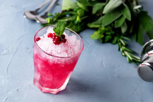 Glas Koude Cocktail met Cranberry Vodka Mint Blauwe achtergrond Zomer Drank Horizontaal — Stockfoto