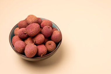 Sarı Arkaplanda Taze ve Lezzetli Lychee Üstten Görünümlü Yatay Organik Lezzetli Meyve Kopyalama Boşluğu