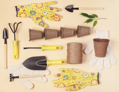 Bahçe Aletleri Bahçe Aletleri Bahçe veya Yaz Konsepti Sarı ve Beyaz Eldiven Bahçesi Kürek ve İplik Sarı Arkaplan Üst Görünümünde Yatıyor