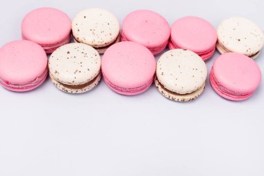 Mavi Arkaplanda Pembe ve Beyaz Makarnalar Fransız Tatlısı Karamel ve Çilekli Makarnalar Yatay Düz Yerleşim Boşluğu