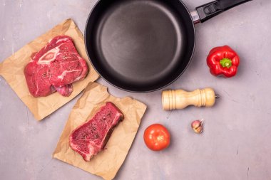 Çiğ marine edilmiş Baharatlı Domuz eti ve Pişirme Pan Olgun Biber ve Domates Pepper Değirmeni Üst Görünüm Düz Yatağı