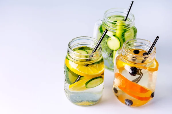 Organik meyve ve sebzelerle yapılmış taze erimiş suyla dolu cam kavanozlar. Sağlıklı Detox içecek alanı kopyala