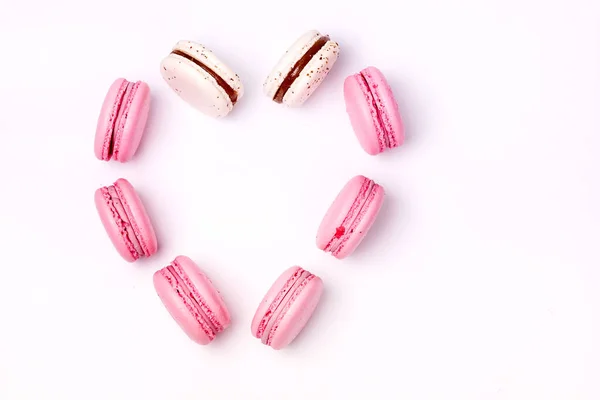 Rosa Morango e Branco Caramelo e Sal Macarons Francês Delicado Sobremesa Rosa e Branco Pastel Macarons Vertical Flat Lay — Fotografia de Stock