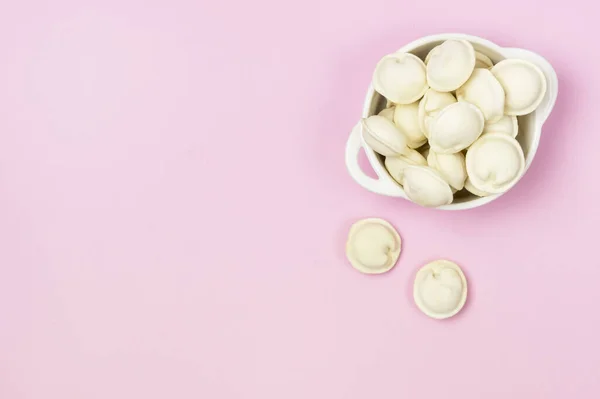 Beyaz Kase Ev Yapımı Pelmeni Ravioli 'de pişirilmemiş Rus Pelmeni ya da Etli Hamur köfteleri Yatay Kopya Boşluğu