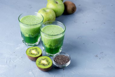İki bardak Sağlıklı Yeşil Smoothie Sağlıklı Detox Diyet İçeceği Mavi Arkaplan Kopyalama Boşluğu