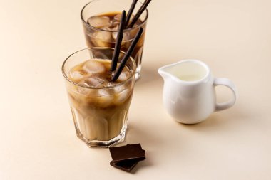 Buzlu soğuk kahve ve buzlu kahve. Bir bardak ferahlatıcı yaz içeceği.