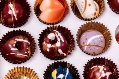 Beyaz Kutuda Farklı Renklerle Boyalı Lüks Bonbonları Kapat Güzel ve Özel Yapımlı Çikolata Şekerlemesi