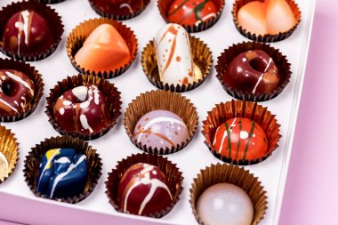 Beyaz Kutuda Farklı Renklerle Boyalı Lüks Bonbonları Kapat Güzel ve Özel Yapımlı Çikolata Şekerlemesi