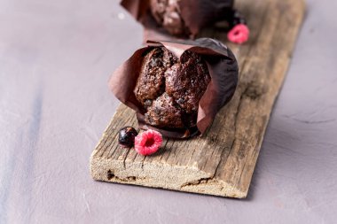 Çay ya da Kahve Kopyalama Uzayı için Eski Ahşap Tepsi Gri Arkaplan Tatlısıyla süslenmiş İki Lezzetli Çikolatalı Kek