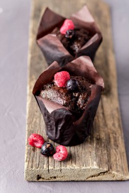 İki Lezzetli Çikolatalı Kek, Çay İçin Eski Tahta Tepsi Gri Arkaplan Tatlısı ya da Dikey Kahve Tatlısıyla süslenmiş