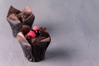 Çay için Gri Arkaplan Tatlısıyla süslenmiş iki Lezzetli Çikolatalı Kek veya Yatay Fotokopi Boşluğu