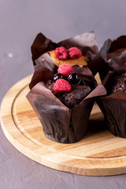 Lezzetli çikolatalı çörekler Eski Tahta Tepsi Gri Arkaplan Tatlısı ile süslenmiş Çay için veya Dikey Kahve