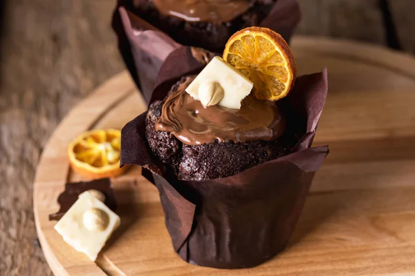Muffin Cioccolato Gustosi Fatti Casa Decorati Con Cioccolato Bianco Chip — Foto Stock