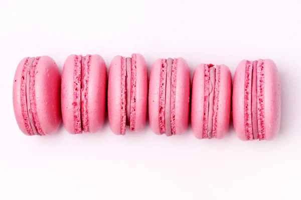 Fransız Çilekli Makarna Altı Pastel Makarna Beyaz Arka plan Pembe Makarnalar Yatay
