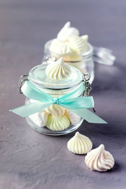 Gri arkaplandaki küçük cam kavanozlar Tatil için Tatil Hediyesi Dikey