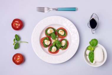 Beyaz tabak Klasik İtalyan Caprese Salatası Olgun Domates Taze Basil Yaprak Kasesi Mozarella Peyniri Düz Çizgili Üst Görünüm Salatası ve İçindekiler Boşluğu Kopyala