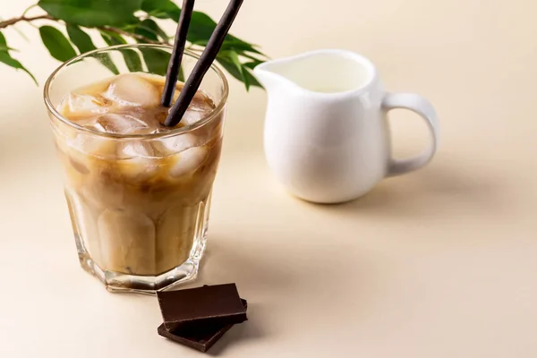 Kaltes Kaffeetrinken Mit Eis Und Milch Eiskaffee Glas Mit Erfrischendem — Stockfoto