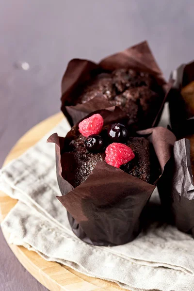 Sabrosas Magdalenas Chocolate Decoradas Con Bayas Bandeja Madera Vieja Gris — Foto de Stock