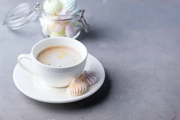 Kleine Baiser Glas Und Tasse Kaffee Auf Grauem Hintergrund Leckeres — Stockfoto