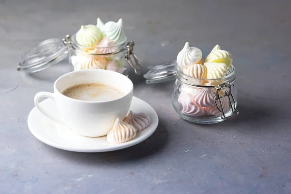 Kleine Baiser Glasgläsern Und Tasse Kaffee Auf Grauem Hintergrund Leckeres — Stockfoto